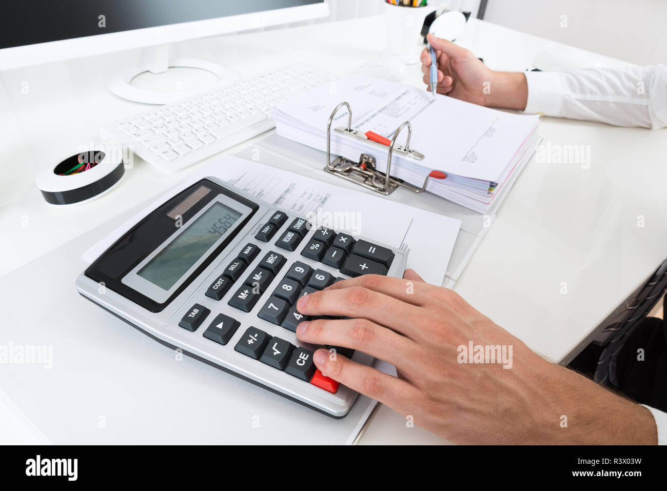 Unternehmer Berechnung des Budgets am Schreibtisch Stockfoto