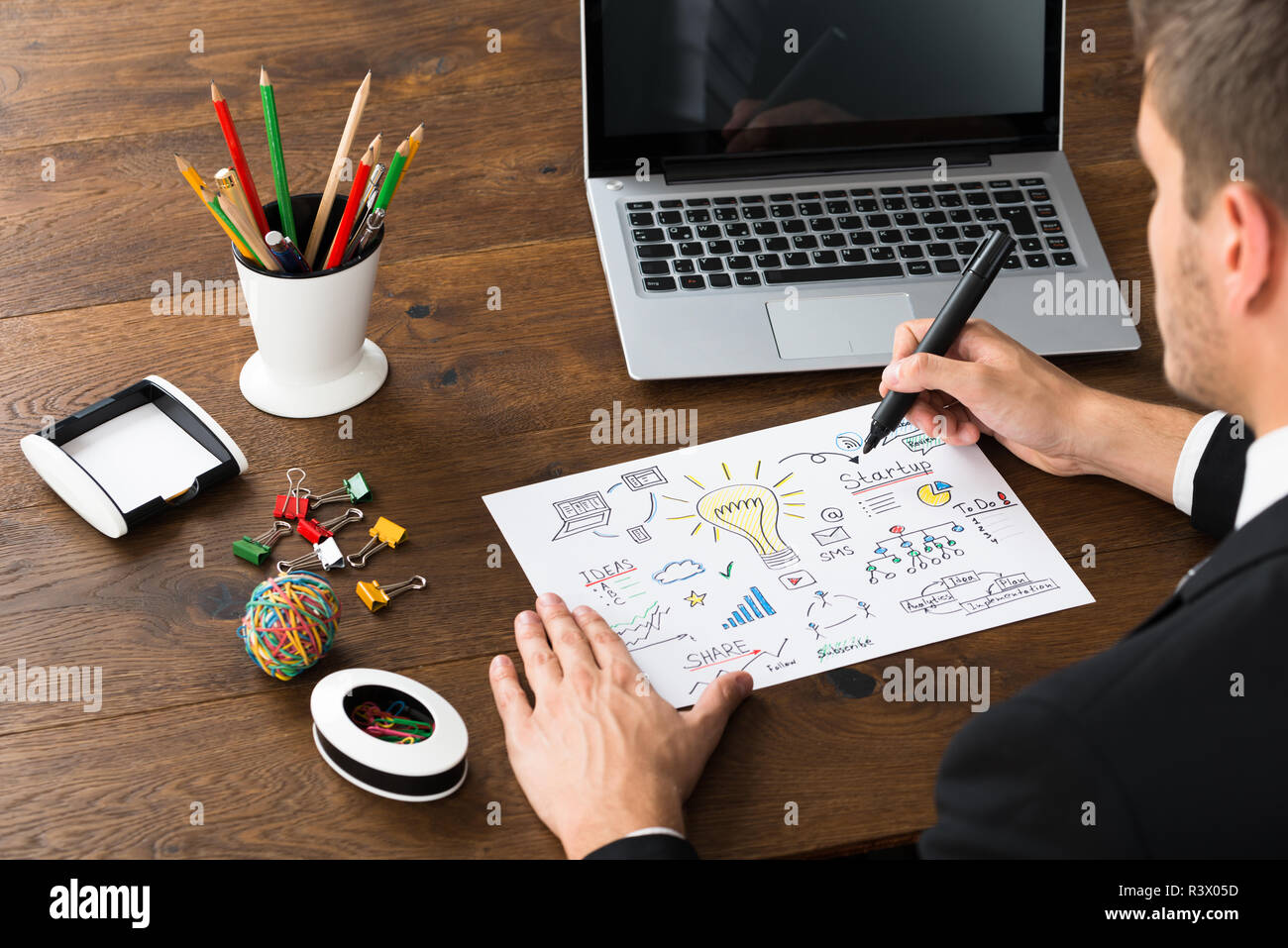 Nahaufnahme der Geschäftsmann Zeichnung Zeichnung von Start-up-Plan Stockfoto