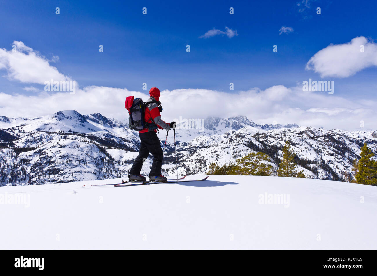 Backcountry skier unter Banner und Ritter Peaks in den Ansel Adams Wilderness, Sierra Nevada, Kalifornien (MR) Stockfoto