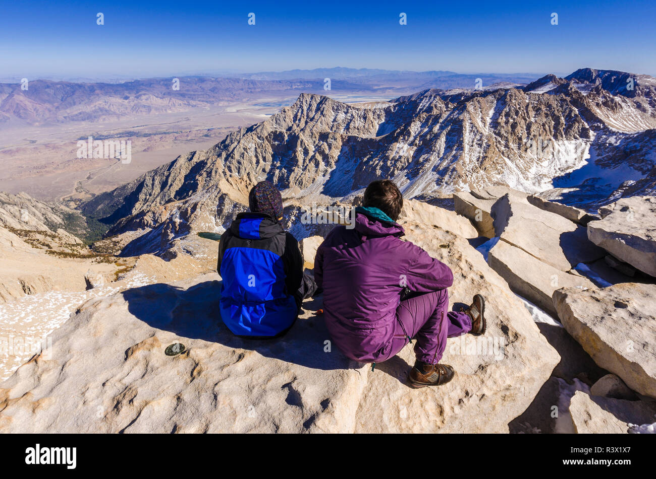 Wanderer genießen die Aussicht vom Gipfel des Mount Whitney, Sequoia National Park, Kalifornien, USA (MR) Stockfoto