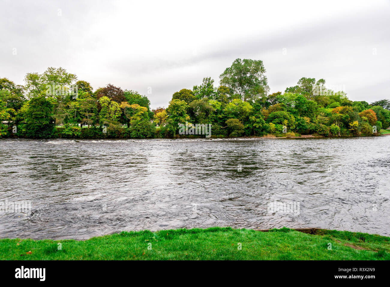 Landschaft Blick auf den Fluss Ness Bank von einer der Inseln im Herbst Saison, Inverness, Schottland Stockfoto