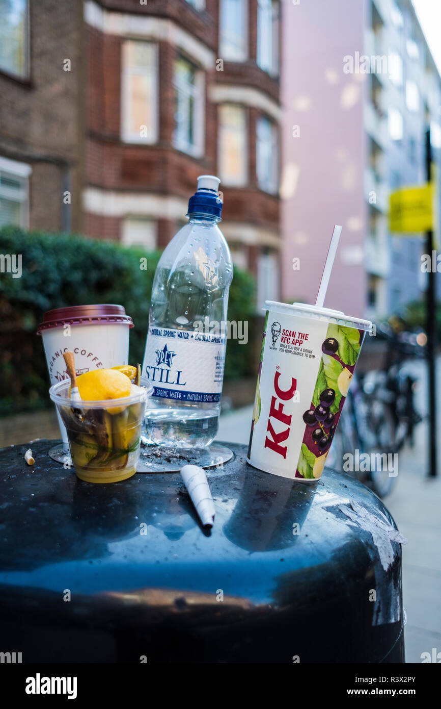 Oben auf der Straße bin Müll, Stadtteil Camden, London, England, Großbritannien Stockfoto