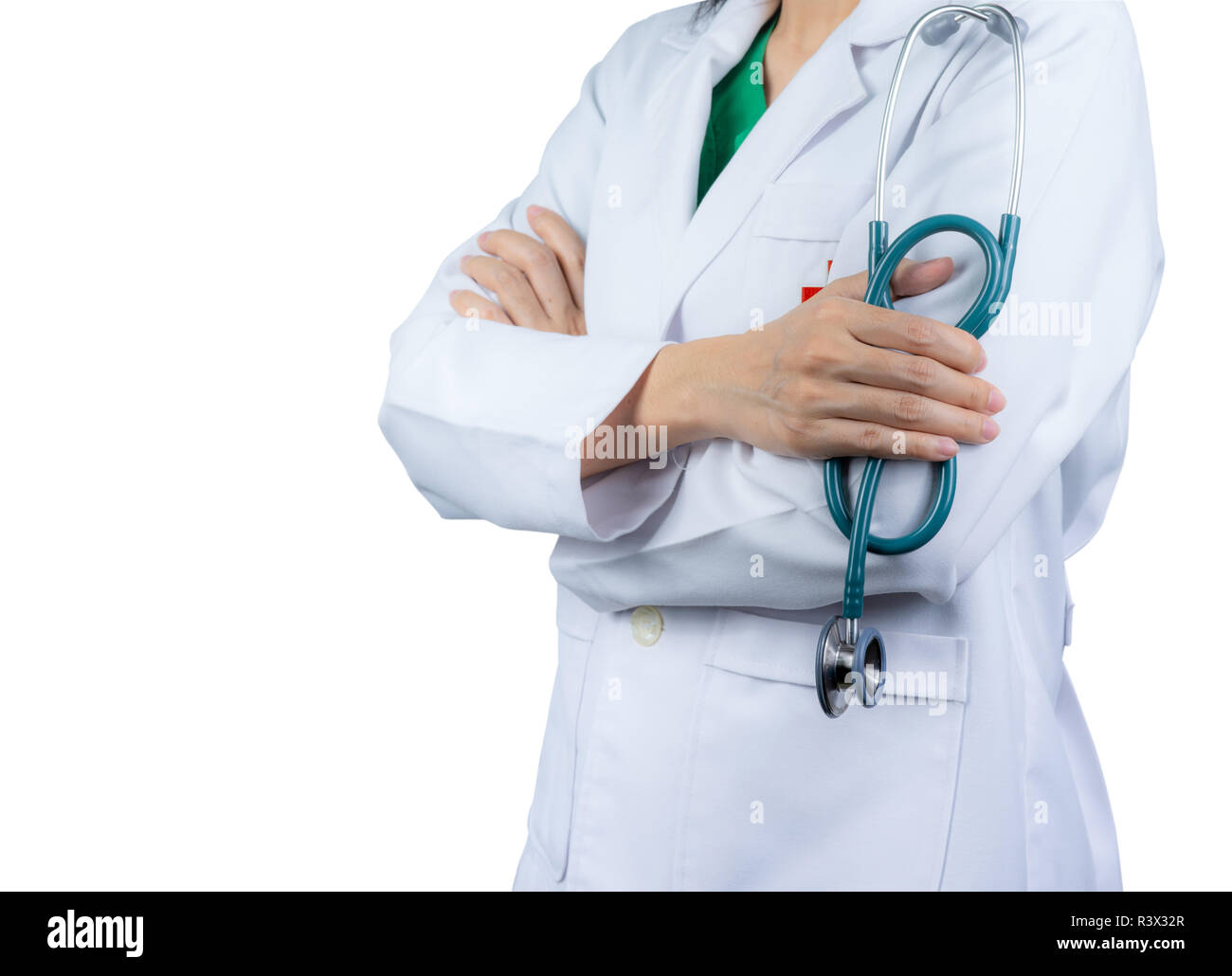 Kardiologe Facharzt tragen weiße Uniform. Arzt stand mit verschränkten Armen und Hand Stethoskop. Healthcare Professional. Asiatische doct Stockfoto