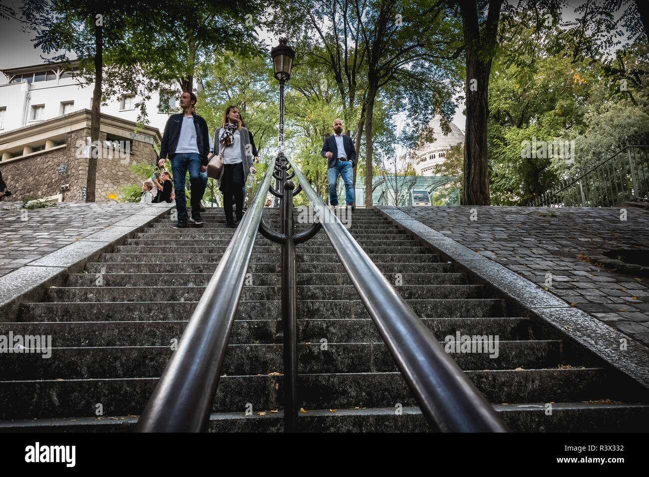 Paris, Frankreich, 6. Oktober, 2018: die Menschen bewegen sich auf der berühmten Treppe des Montmartre ein Tag der Herbst Stockfoto