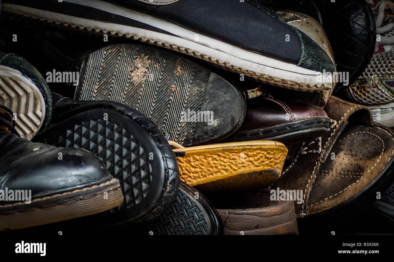 In der Nähe von Alt, dreckig männlichen Schuhe. Schuhe verwendet. Haufen  alte Schuhe. Viele der schmutzigen Männer Schuh. Männer Schuhe Kollektion  mit nicht organisiert. Männer halten Schuh mit d Stockfotografie - Alamy