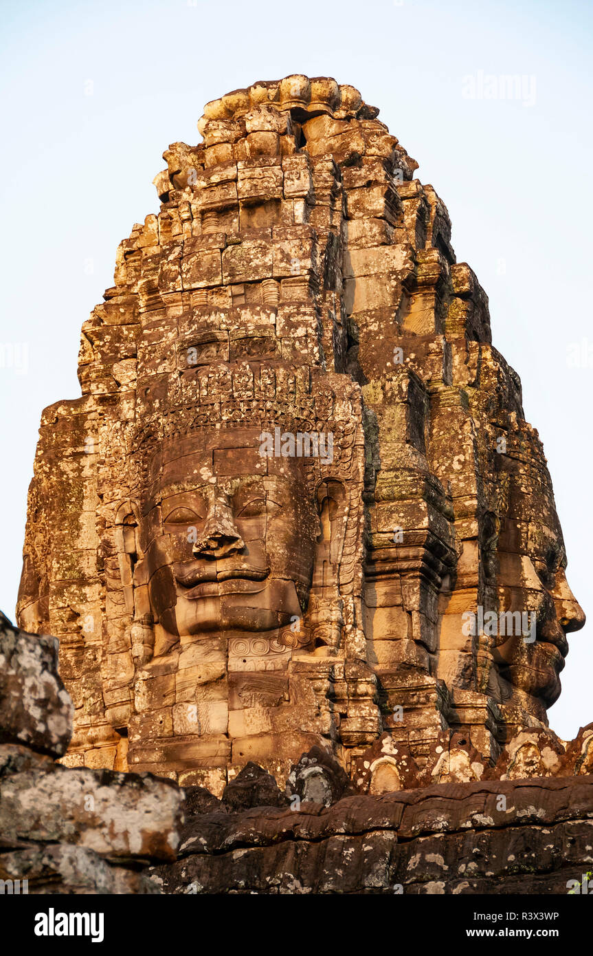 Ein lächelndes Gesicht von Avalokiteshvara auf einem der 54 gotischen Türmen des 12. Jahrhunderts Bayon, Tempel von Angkor Thom, Siem Reap, Kambodscha Stockfoto