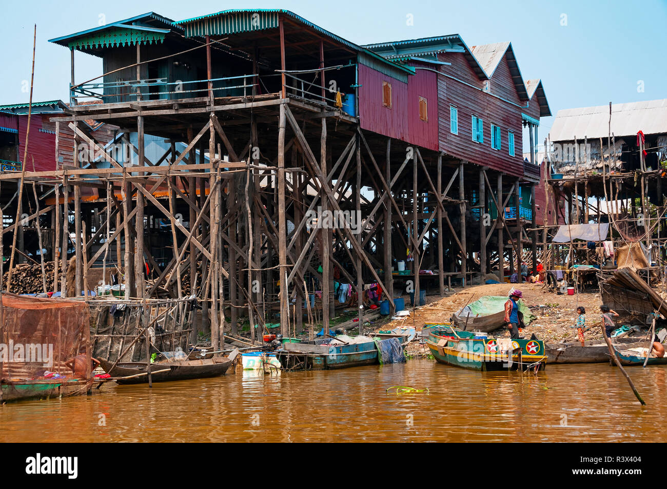 Stelze oder gestelzte Fischerdorf Häuser, die in der trockenen Jahreszeit, am Ufer der Mündung zum Tonle Sap See, Kambodscha gelegen Stockfoto