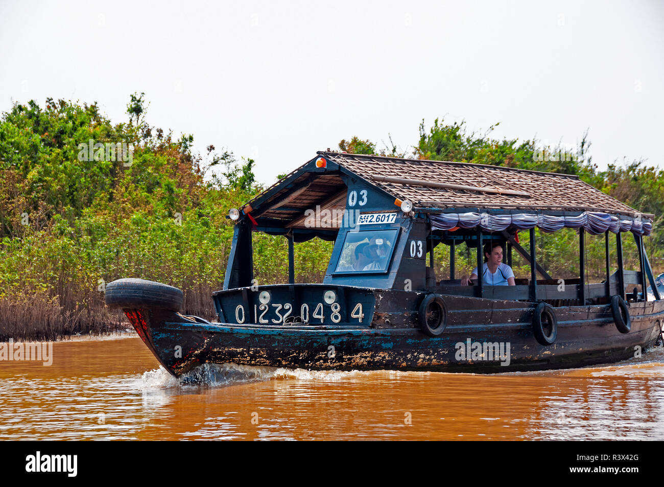 Touristische Boot fährt kleine Mündung vom Tonle Sap See in der trockenen Jahreszeit, Kambodscha. Südostasien Stockfoto