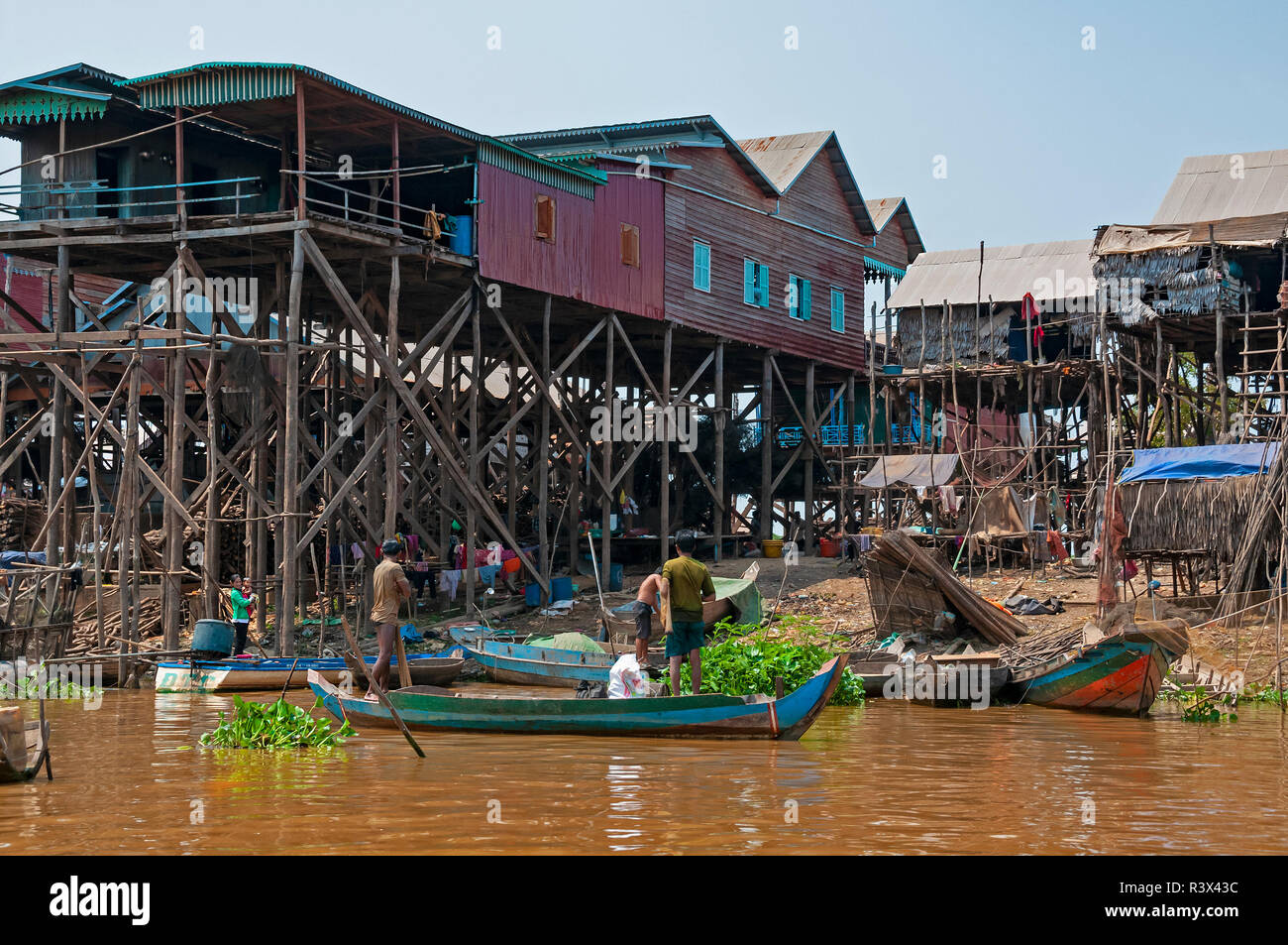 Stelze oder gestelzte Fischerdorf Häuser, die in der trockenen Jahreszeit, am Ufer der Mündung zum Tonle Sap See, Kambodscha gelegen Stockfoto