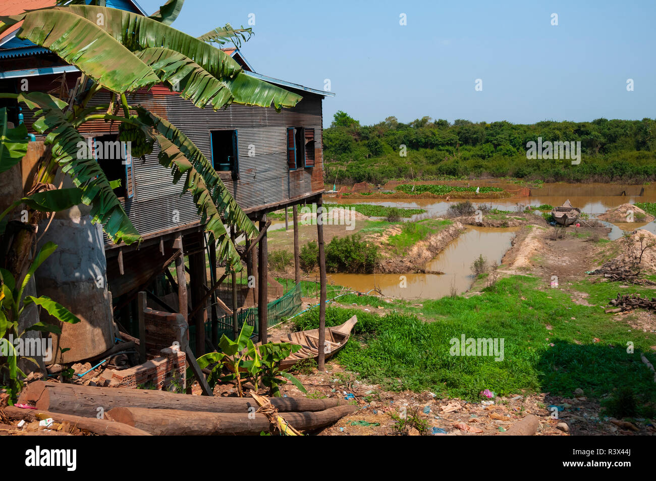Stelze oder gestelzte Fischerdorf Haus in der trockenen Jahreszeit, mit Gemüsegarten See Tonle Sap, Kambodscha Stockfoto