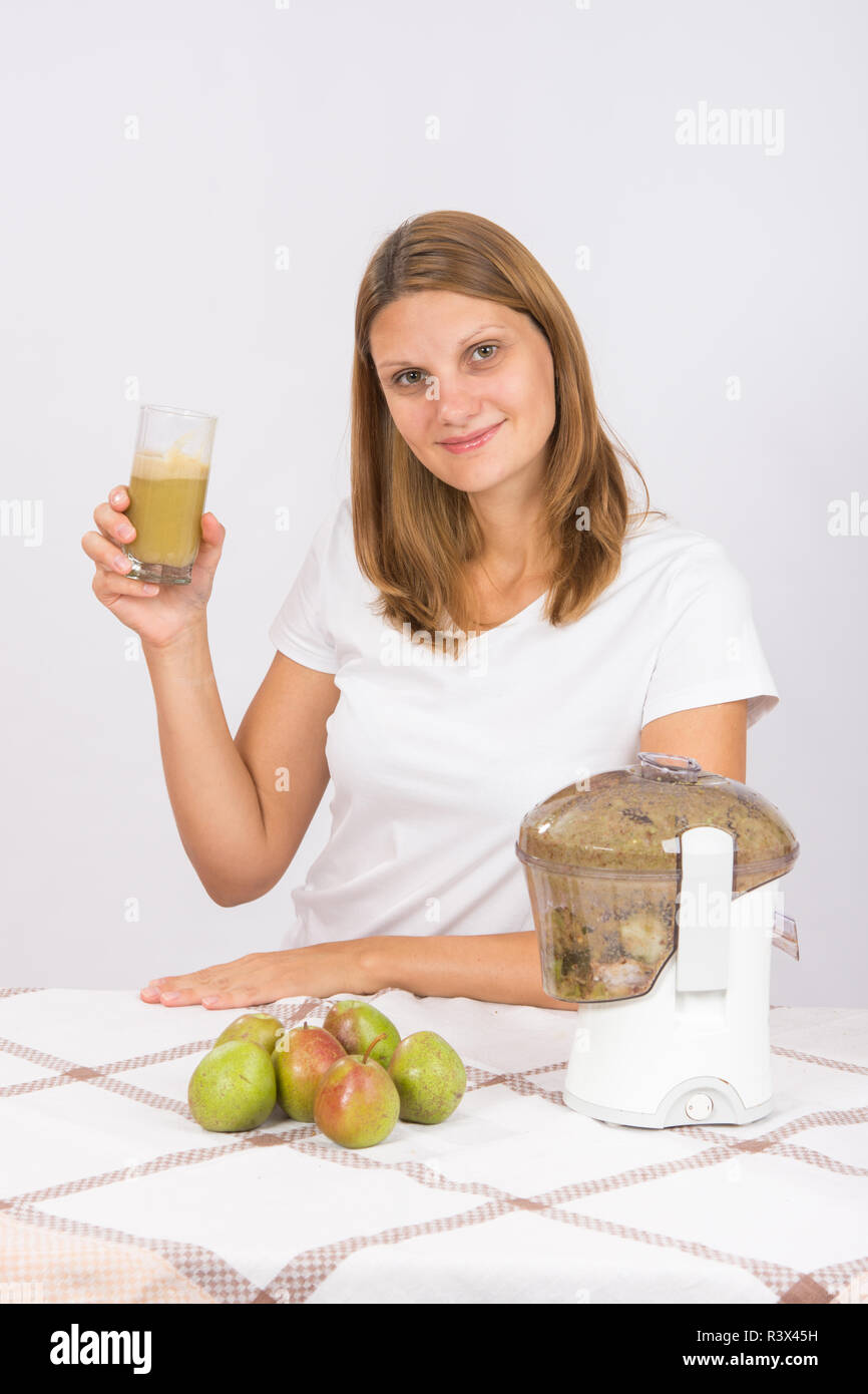 Frau bietet frisch gepressten Birnensaft Stockfoto