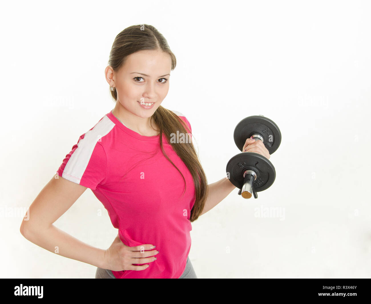 Selbstbewusste Athlet mit Hanteln in der hand Stockfoto