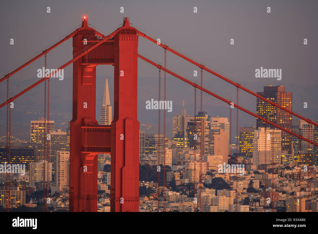 Blick von der Golden Gate National Recreation Area, die Golden Gate Bridge mit San Francisco hinter, zentrale Küste von Kalifornien, USA Stockfoto