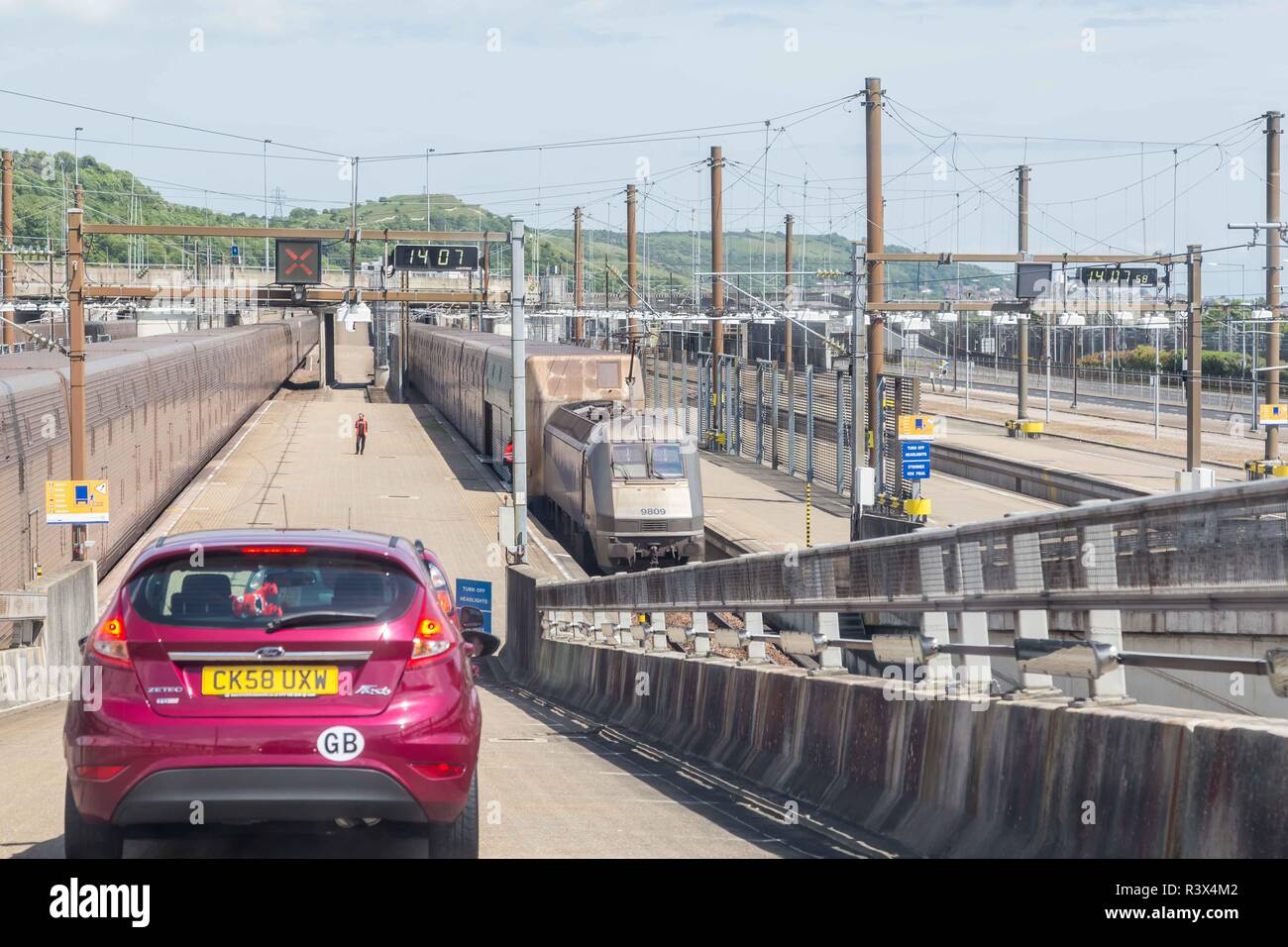 Channel Tunnel, England - Juni 4, 2017: Autos über die Hohe Geschwindigkeit Eurostar Züge für den Kanaltunnel zwischen Frankreich und England. Stockfoto