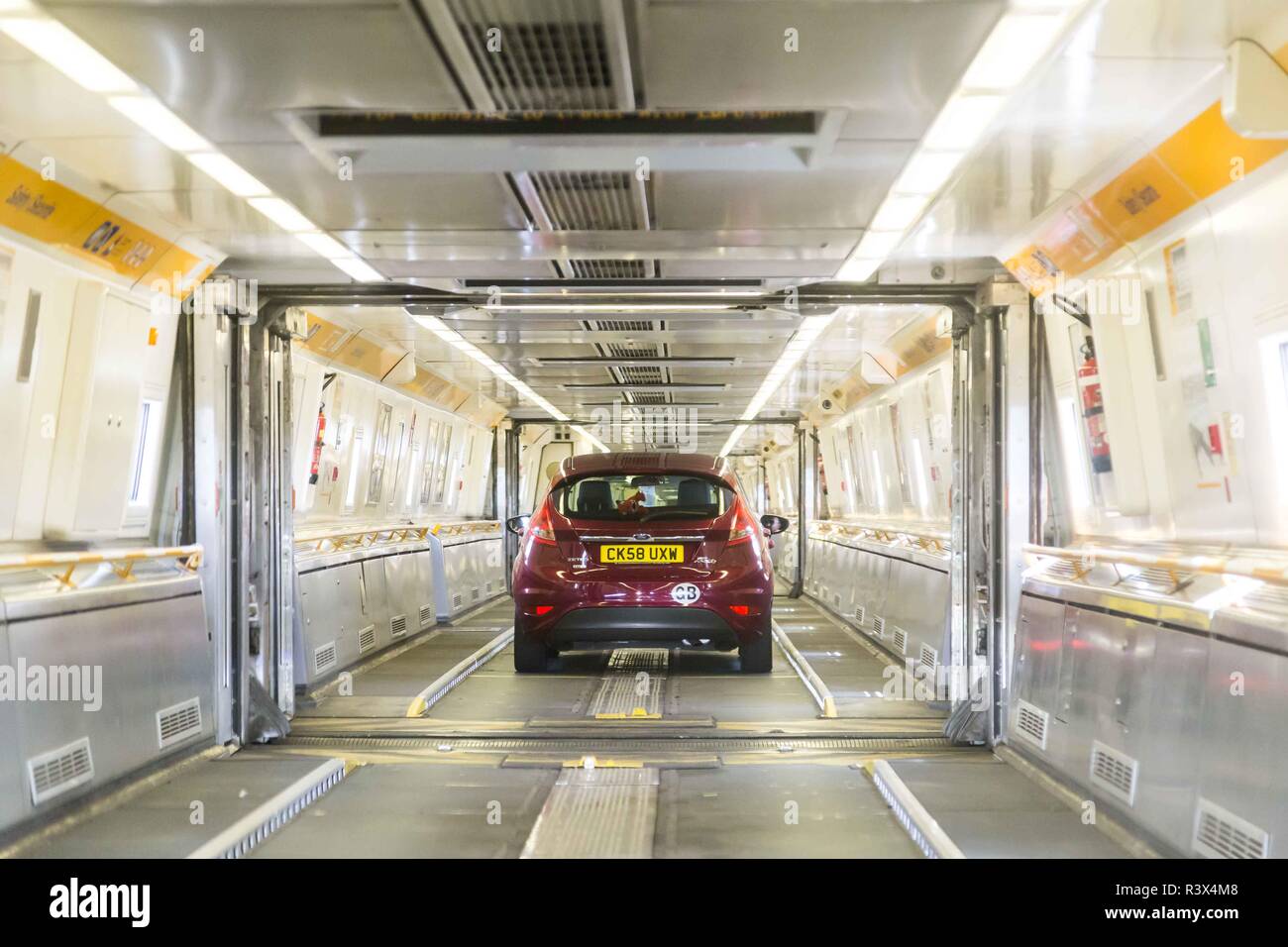 Channel Tunnel, England - Juni 4, 2017: Autos an Bord des High speed Eurostar Züge für den Kanaltunnel zwischen Frankreich und England Stockfoto