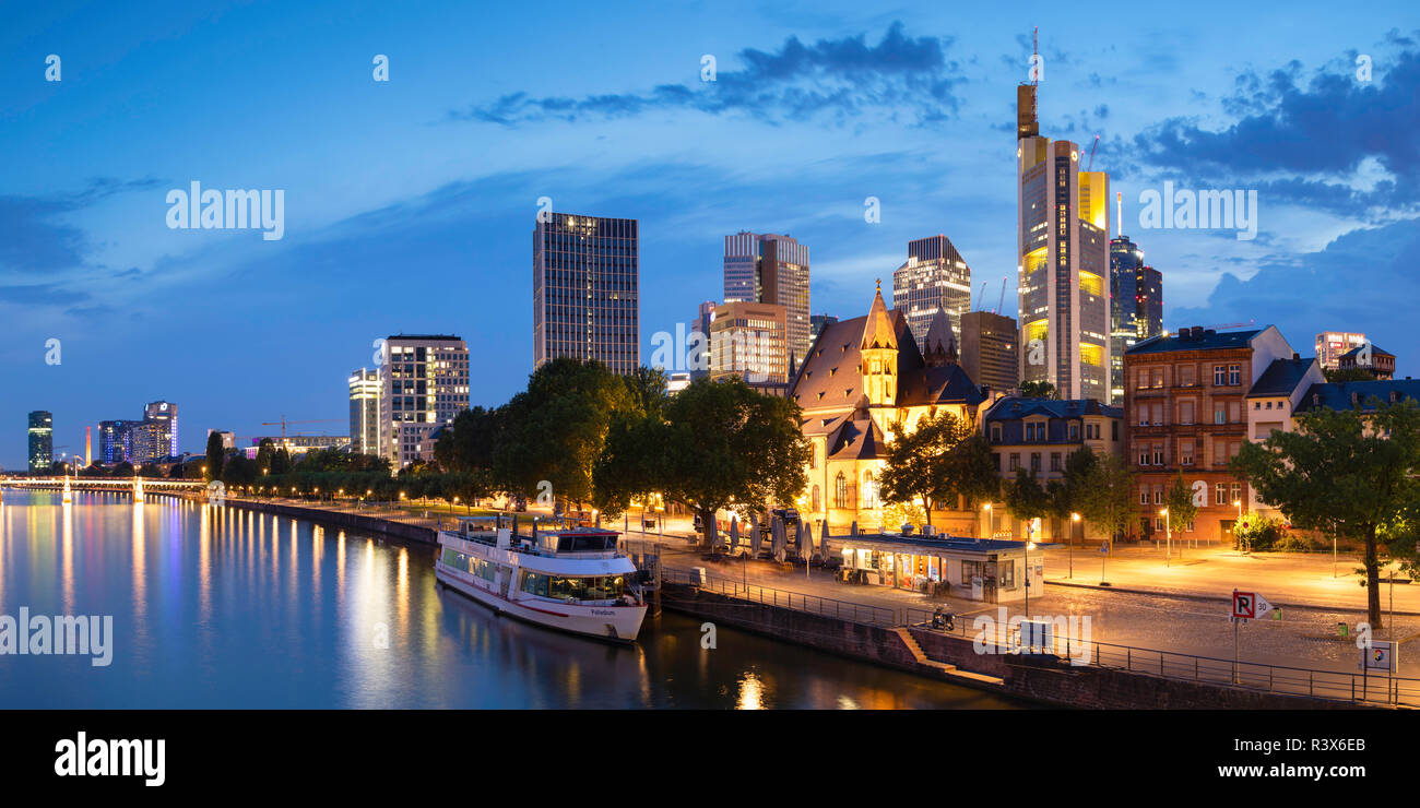 Skyline Main bei Dämmerung, Frankfurt, Hessen, Deutschland Stockfoto