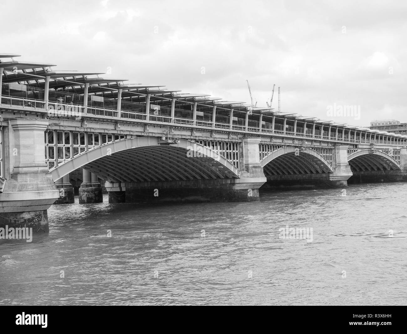 Schwarze und weiße Blackfriars Bridge in London. Stockfoto