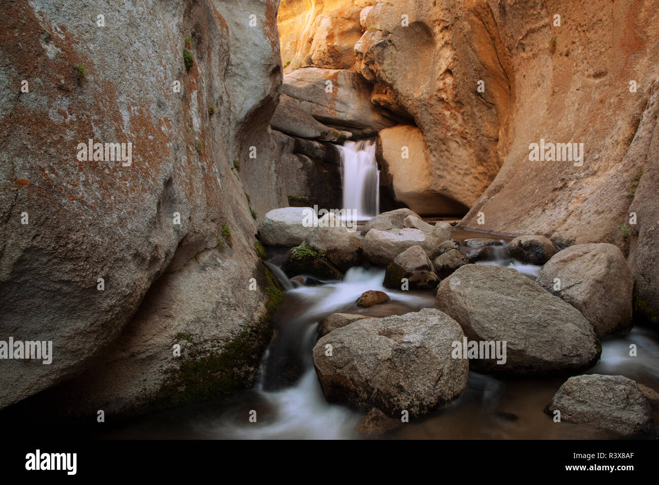 USA, Kalifornien. Versteckten Wasserfall in den Buttermilks. Stockfoto