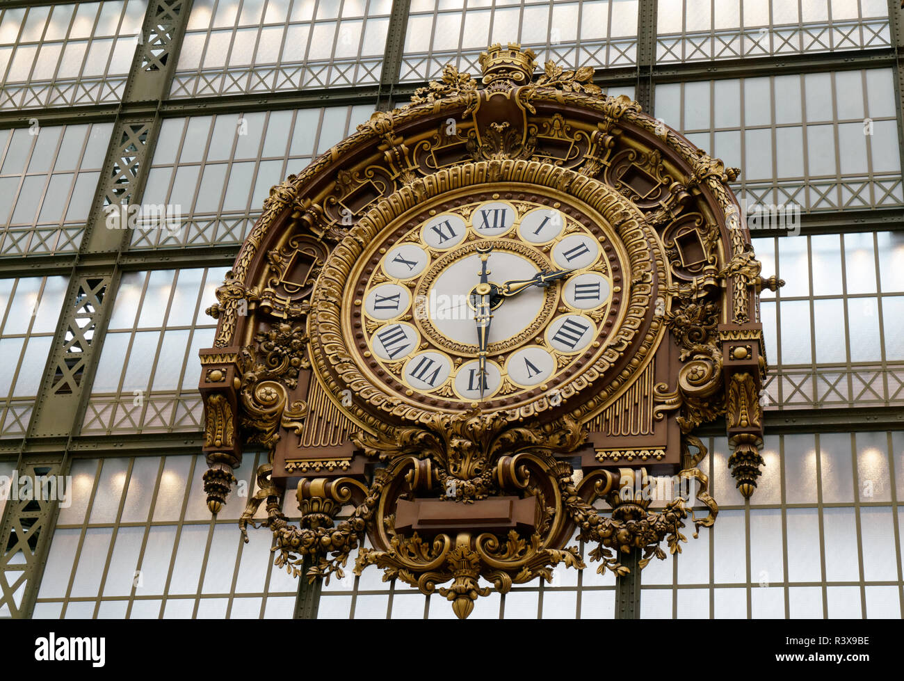 Das Musée d'Orsay in Paris war einmal ein Bahnhof und hat viele große Uhren, von denen die meisten verzierten. Jan. 10, 2018 Stockfoto