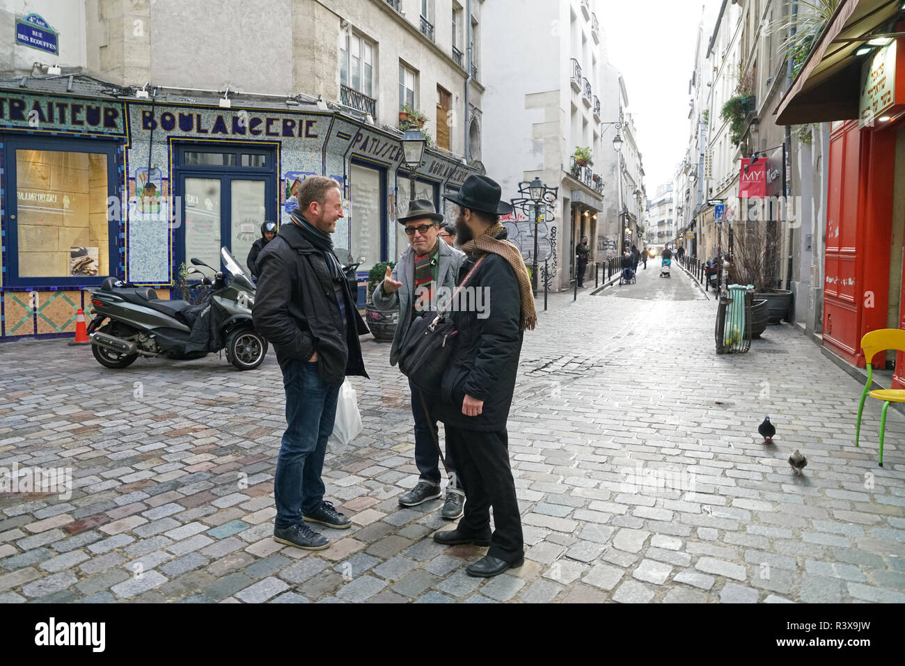 Männer unterhalten auf der alten rue des Ecouffes im Marais-Viertel von Paris. Der Straße stammt aus dem 13. Jahrhundert. Stockfoto