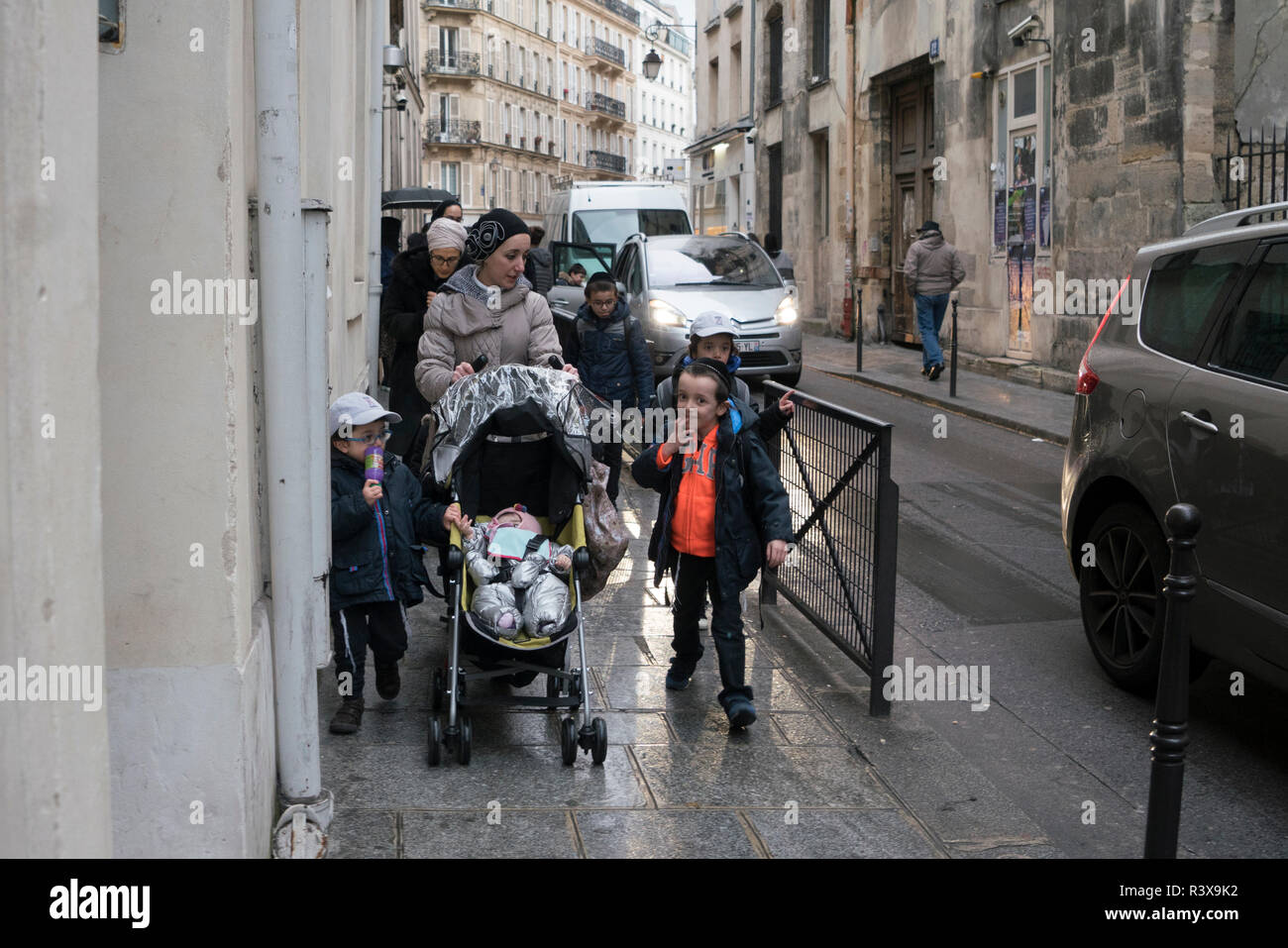 Jüdische Kinder auf ihrem Weg von der Schule nach Hause im Marais-Viertel von Paris. Jan. 17, 2018 Stockfoto