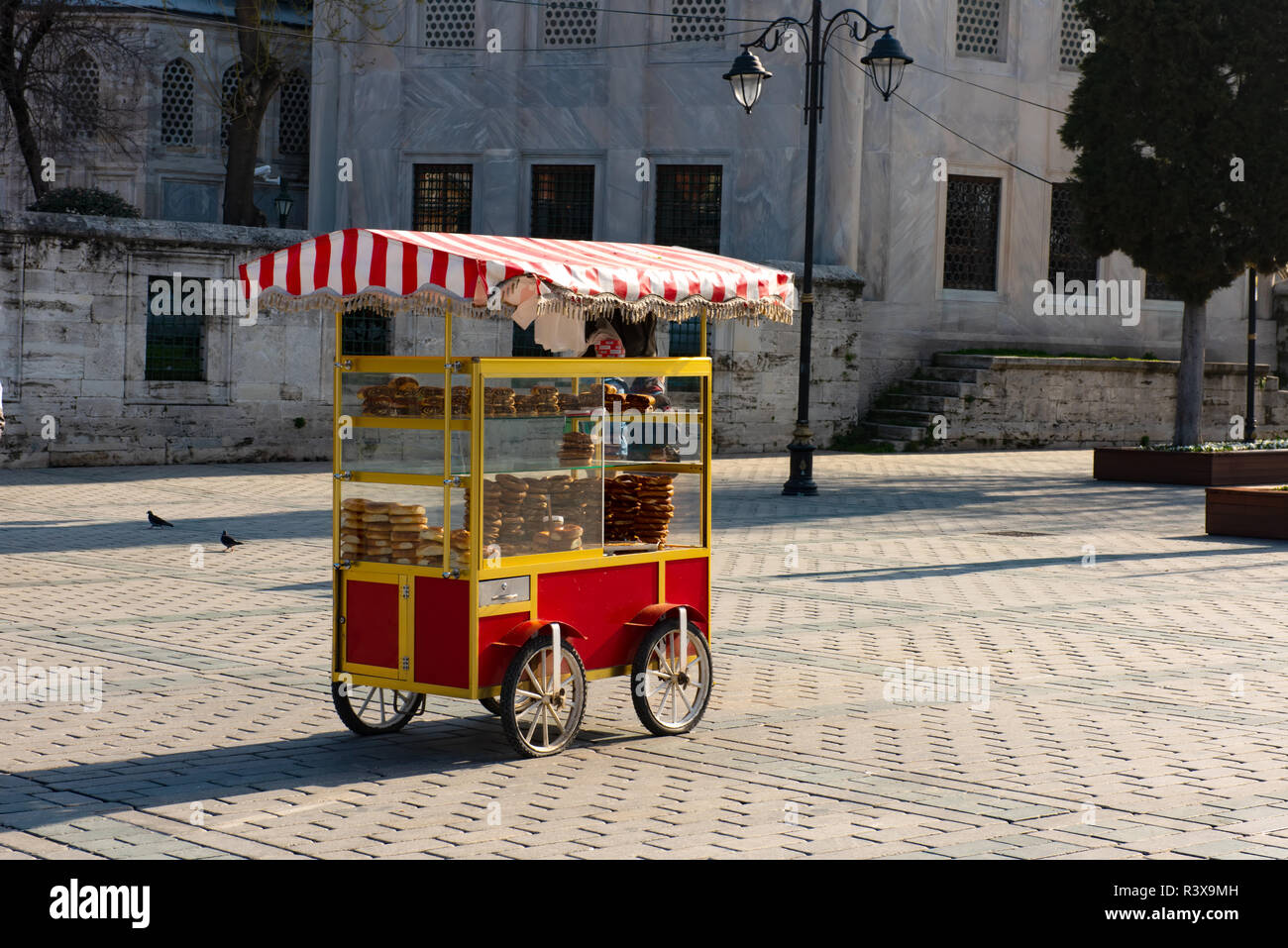 Warenkorb mit Türkischen simits Bagels in Istanbul Stockfoto