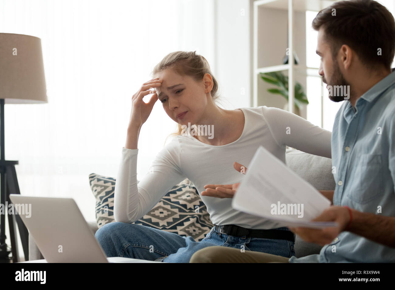 Tausendjährige paar Streit über finanzielle Rechnungen zu Hause Stockfoto