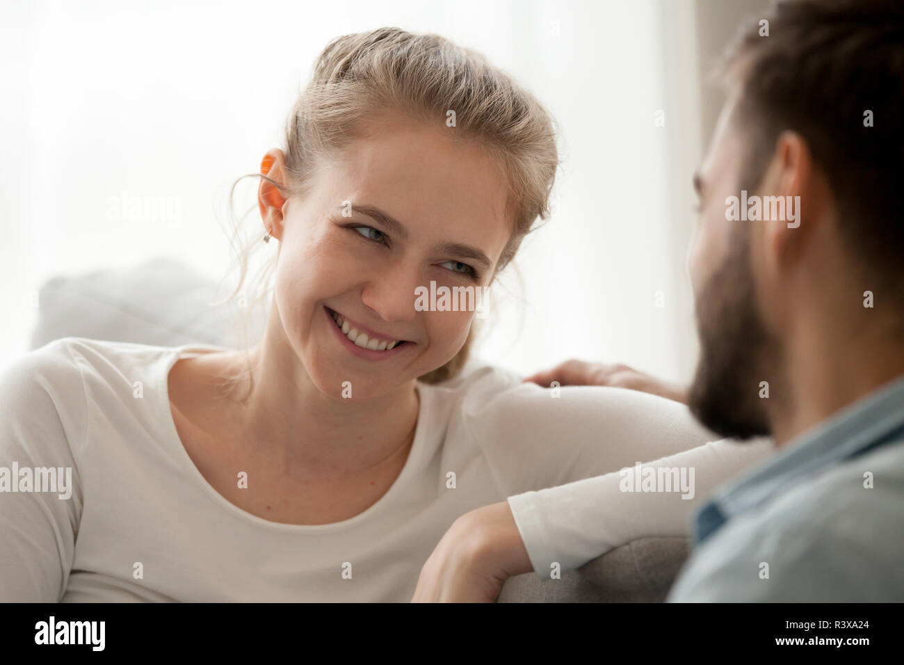 Nahaufnahme der lächelnden Frau auf Ehepartner bewundern Stockfoto