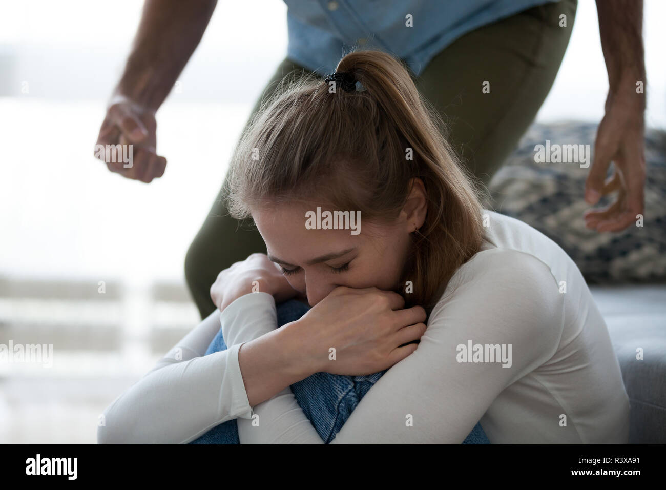 Angst Frau weinen Angst vor häuslicher Gewalt Stockfoto
