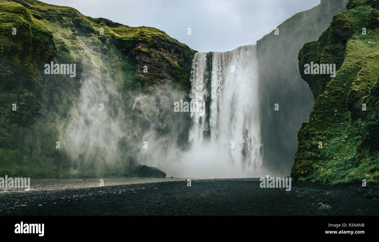 Querformat der Skogafoss Wasserfall in kühlen Farben, Skogar, Island, Europa Stockfoto