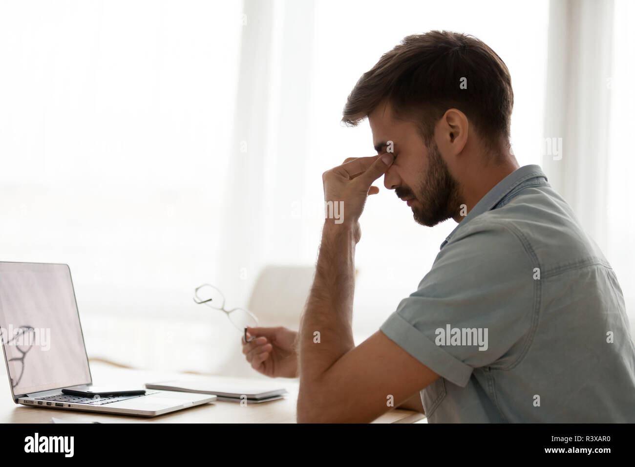 Müde Mensch sich unwohl fühlen leiden unter Kopfschmerzen. Stockfoto