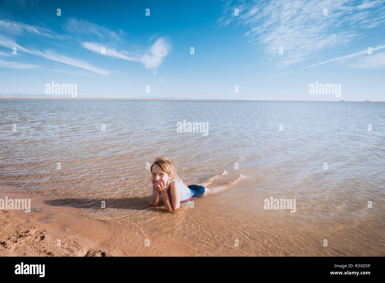 Kleines Mädchen am schönen Meer Strand Stockfoto