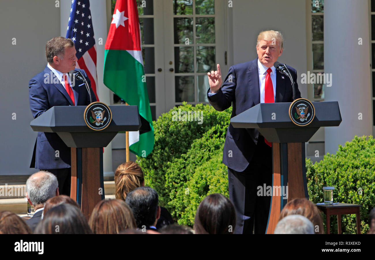 Präsident Donald Trump und König Abdullah II. eine Pressekonferenz im Rosengarten Am 5. April 2017. Stockfoto