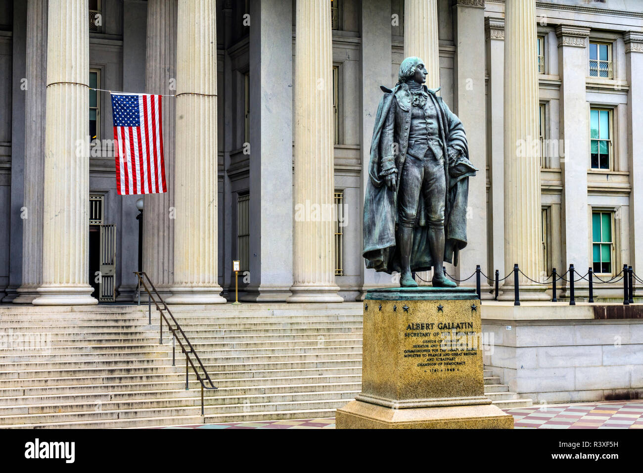 Albert Gallatin Statue US Flag US Treasury Department, Washington DC. Statue von James Fraser und im Jahre 1947 eingeweiht. Stockfoto