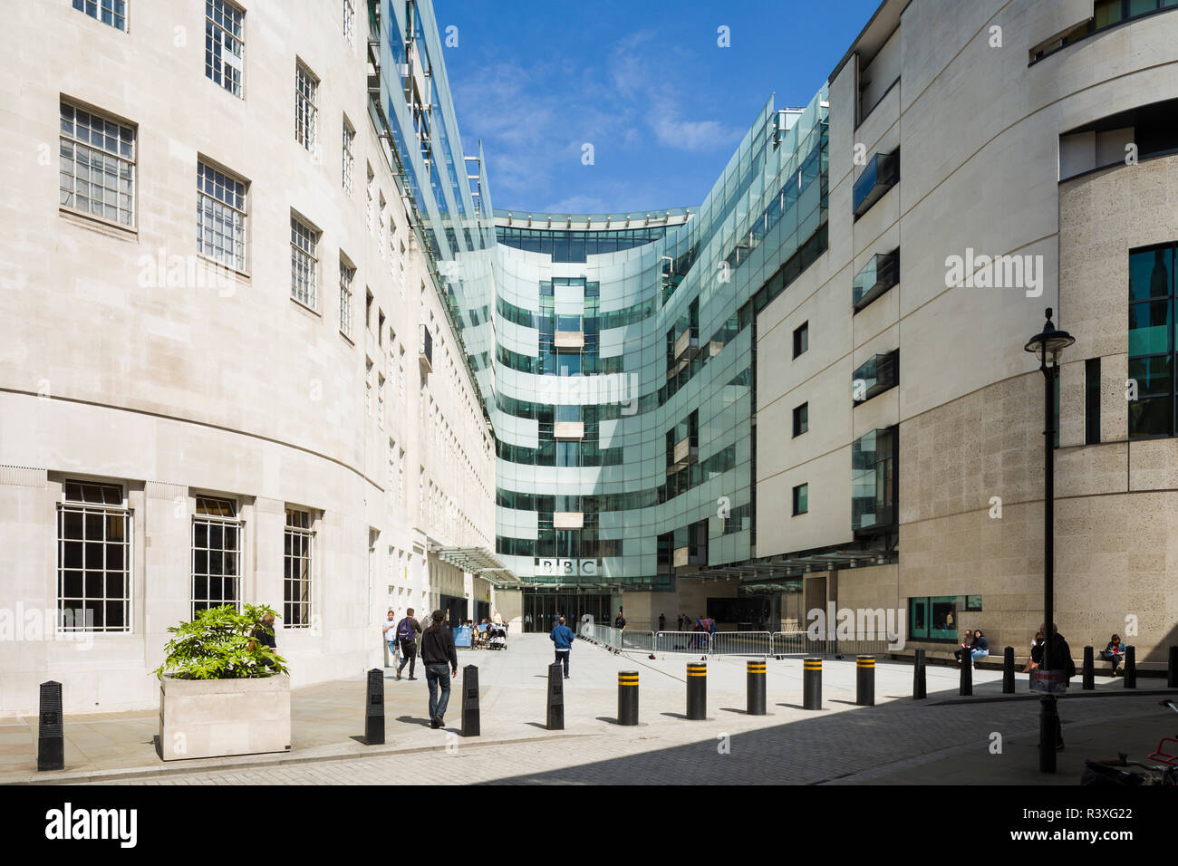 Die Verknüpfung zwischen der alten BBC Broadcasting House und im neuen Flügel, entworfen von MacCormac Jamieson Prichard, einschließlich der Haupteingang. Stockfoto