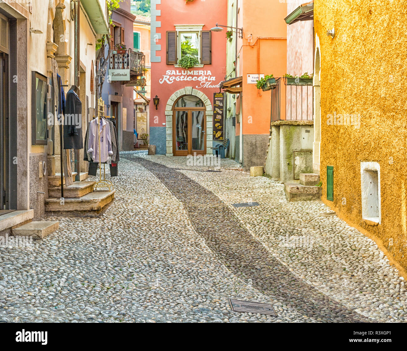 Gasse in der kleinen mittelalterlichen Dorf von Malcesine. Es ist einer der charakteristischsten Orte des Gardasees in der Provinz von Verona, Italien Stockfoto