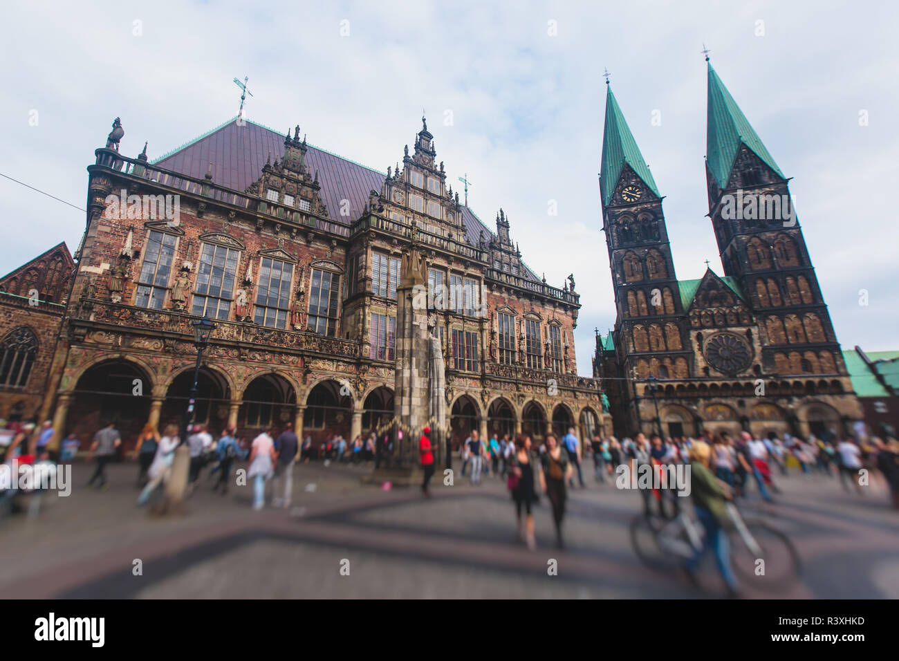 blick-auf-den-bremer-marktplatz-mit-rathaus-roland-und-masse-der-leute