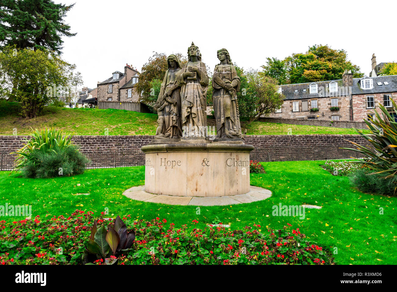Eine Skulptur, die Zusammensetzung der 3 heiligen: Glaube, Hoffnung und Liebe in einem kleinen Garten vor der Ness Bank Kirche, Inverness, Schottland Stockfoto
