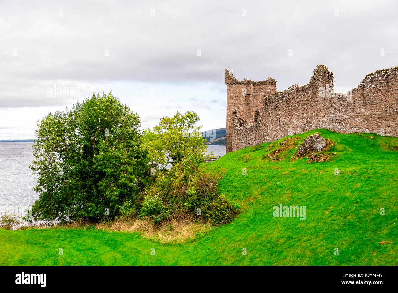 Urquhart Castle malerische Aussicht mit einem Hintergrund von Gewässern des Loch Ness in der Nähe von Inverness, Schottland Stockfoto