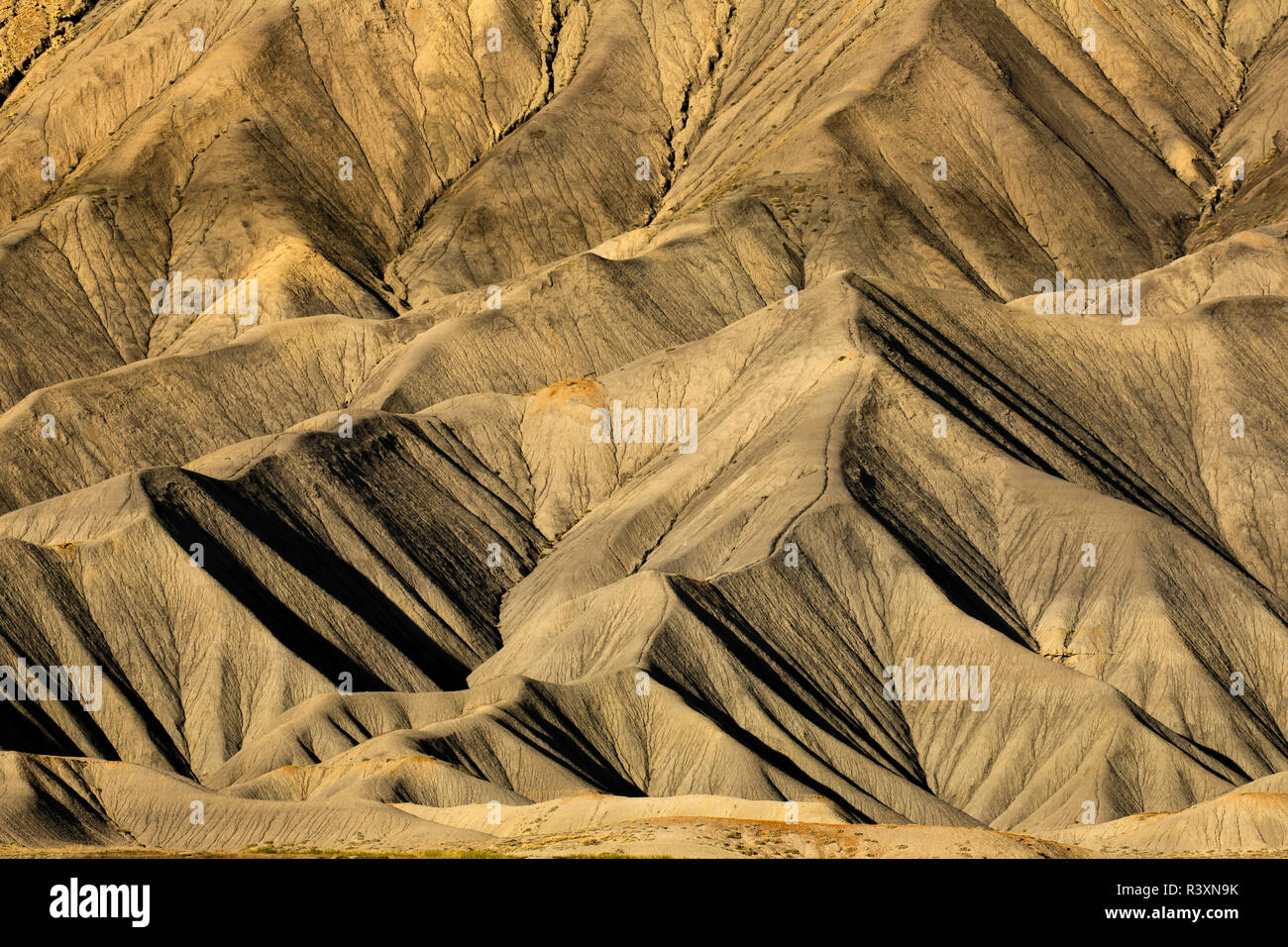 Robuste Buch Klippen bei Sonnenuntergang auf der nördlichen Seite der Grand Valley, Grand Junction, Colorado Stockfoto