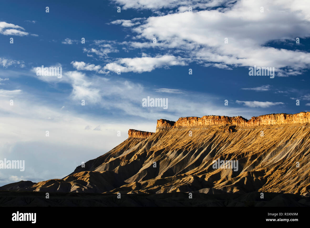 Letzte Licht des Sonnenuntergangs auf robusten Buch Klippen bei Sonnenuntergang auf der nördlichen Seite der Grand Valley, Grand Junction, Colorado Stockfoto