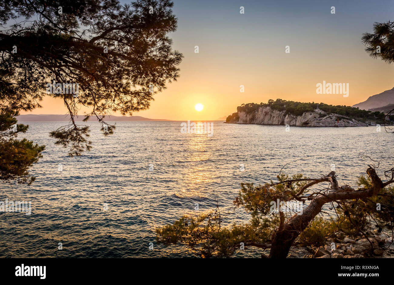 Goldenen Sonnenuntergang über dem Mittelmeer in Makarska, Kroatien Stockfoto