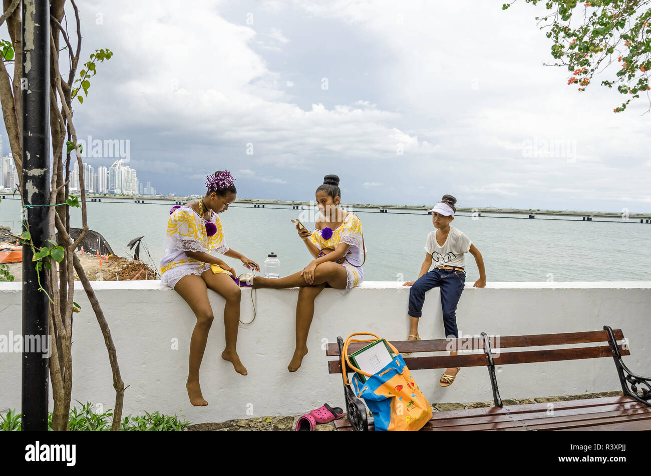 Panama City, Panama - November 3, 2017: Studenten eine Pause nach der Parade feiert den Tag der Unabhängigkeit an Cinta Costera mit der Skyline von Stockfoto