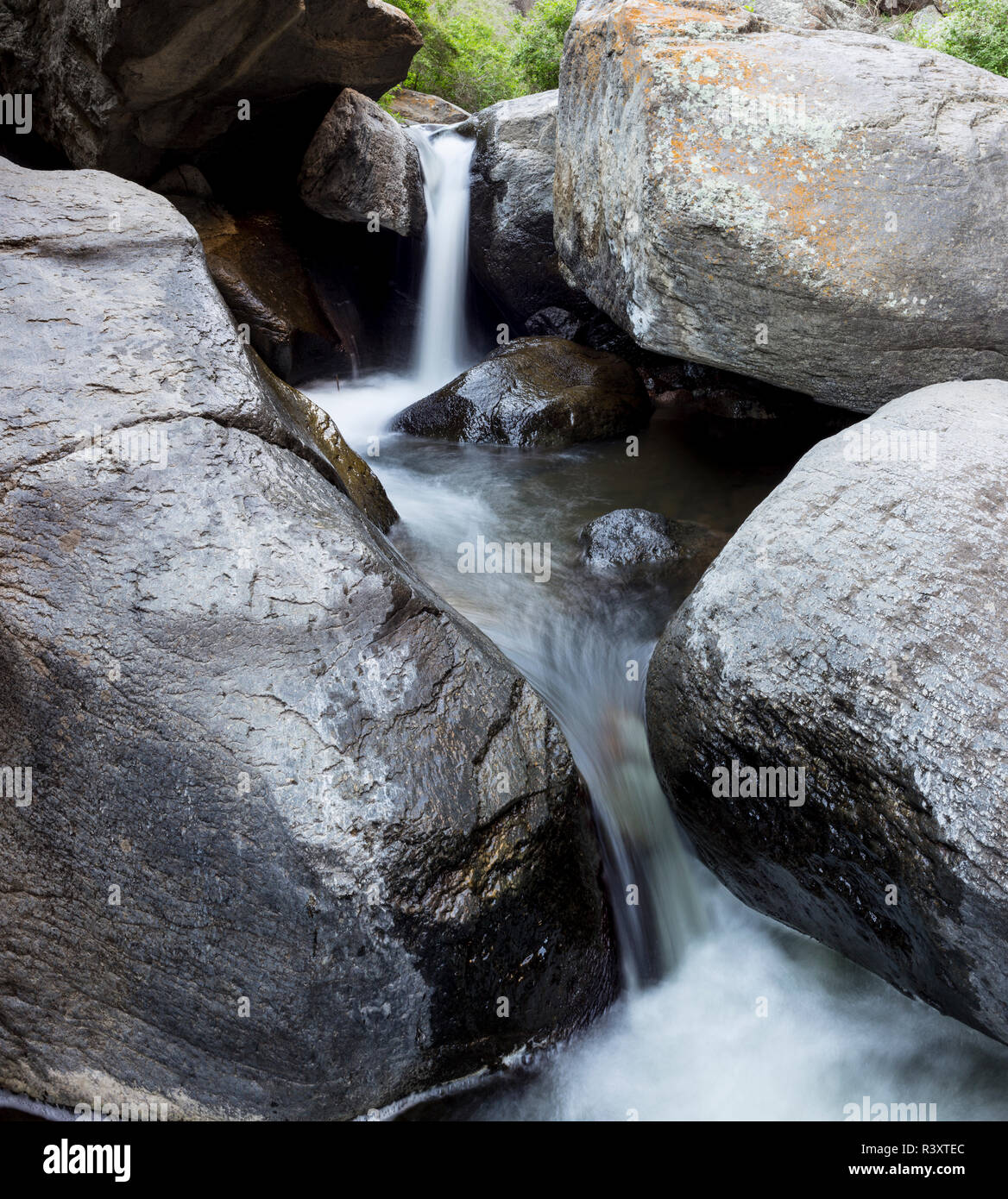 Owyhee County, Idaho, USA. Die Squaw Creek Wasserfall Detail mit Felsbrocken. Stockfoto