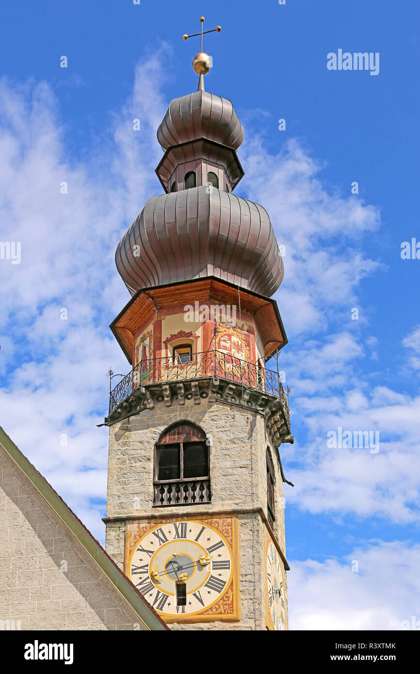 Zwiebelturm regen Kirche auf dem Schlossberg in Bruneck in Südtirol Stockfoto