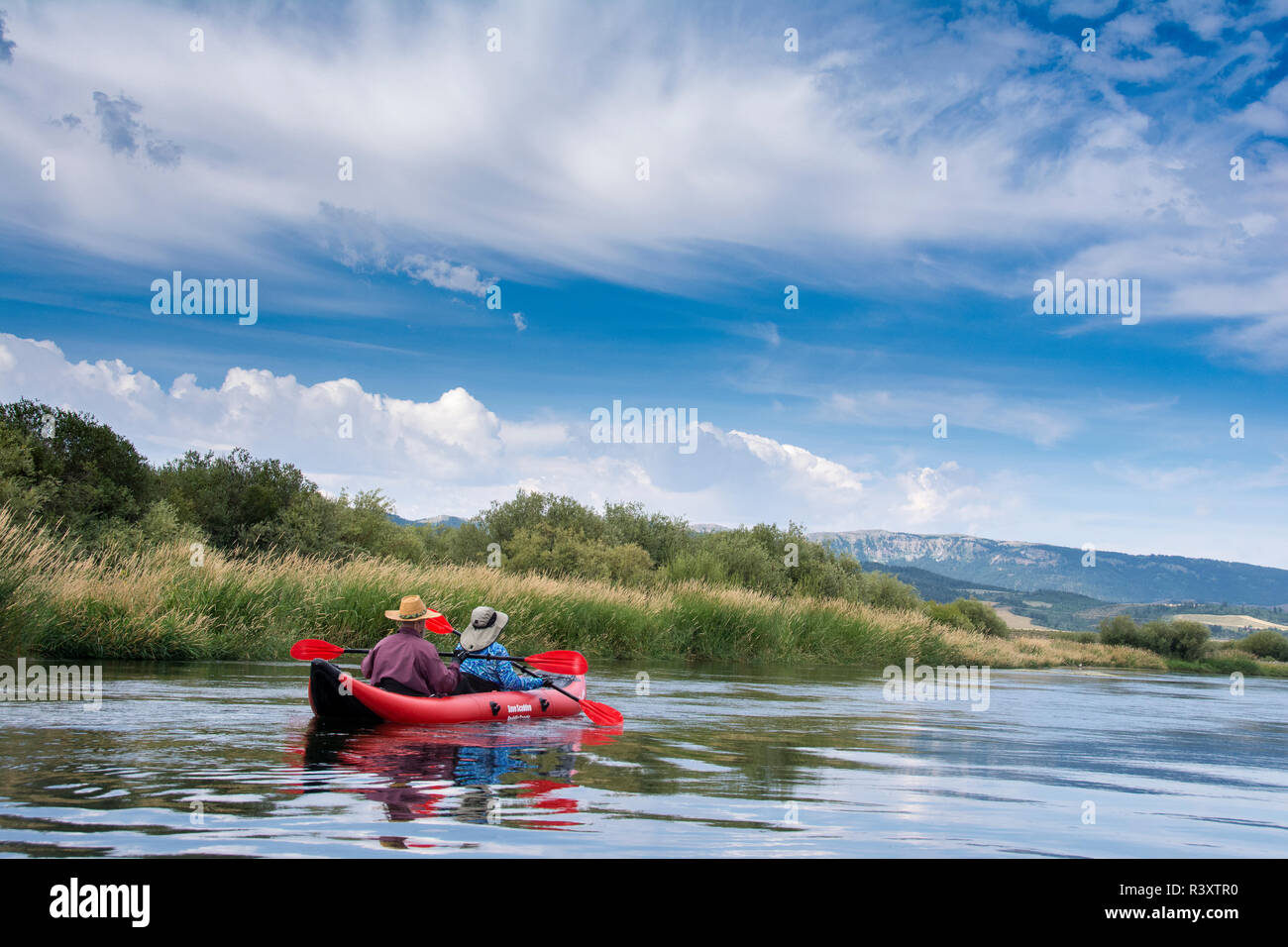 Paar Kajak die Teton River, Driggs, Idaho. (MR) Stockfoto