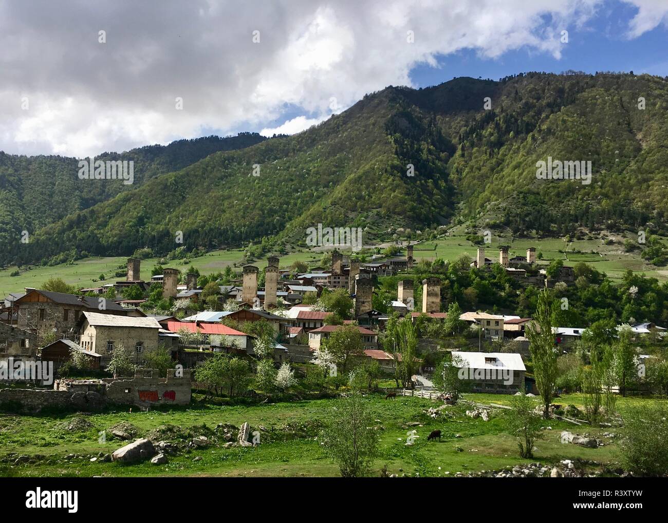 Anzeigen von Mestia Dorf in Georgien Stockfoto