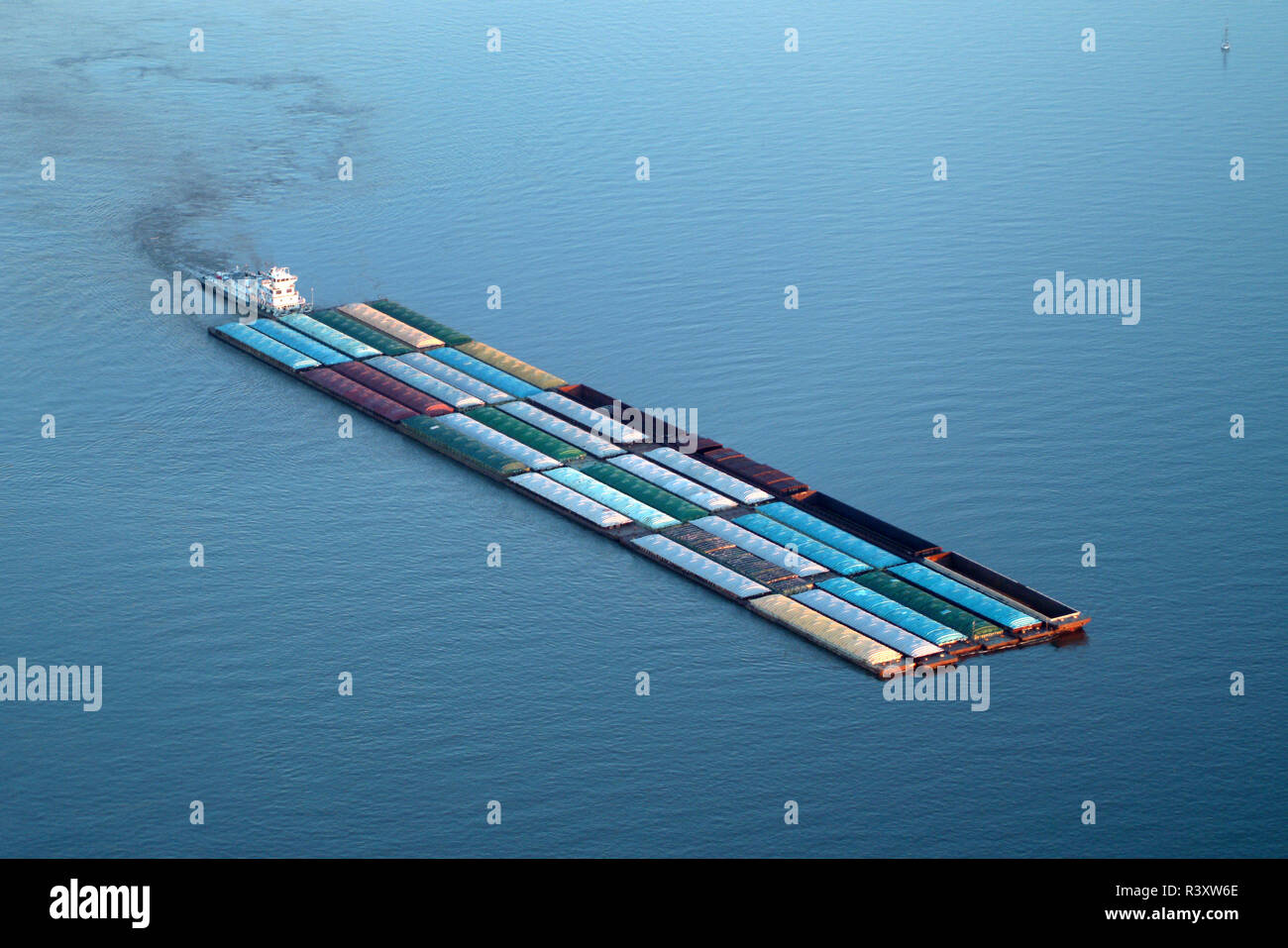 Antenne von Schiff auf dem Mississippi River, Stockfoto