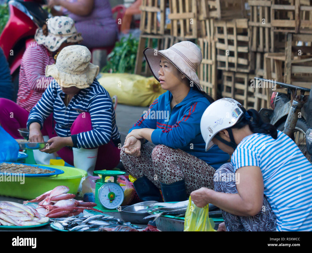 Frau verkaufen frischen Fisch auf Straße, Saigon, Vietnam. Stockfoto