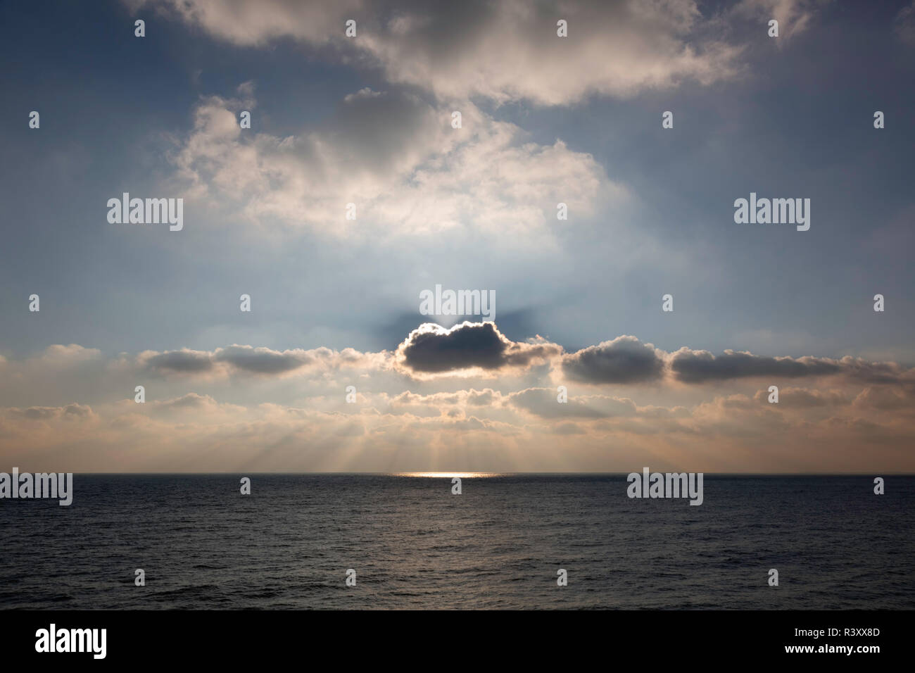 Sonnenstrahlen durch Wolken über dem Ärmelkanal, aus Folkestone, Kent, England, Großbritannien. Stockfoto